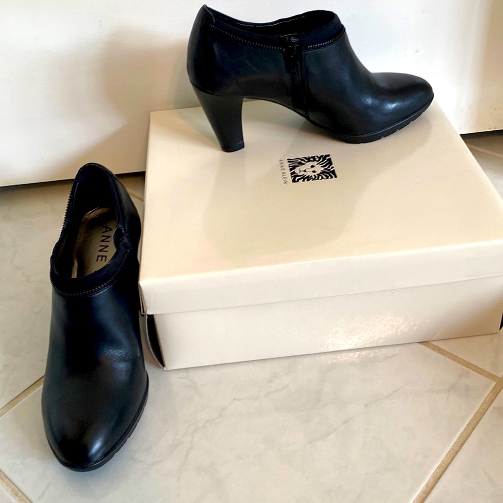 Anne Klein booties. NWT. 3in heel